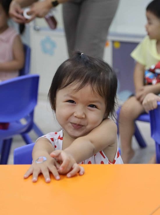 Trẻ em học tiếng Anh vui vẻ